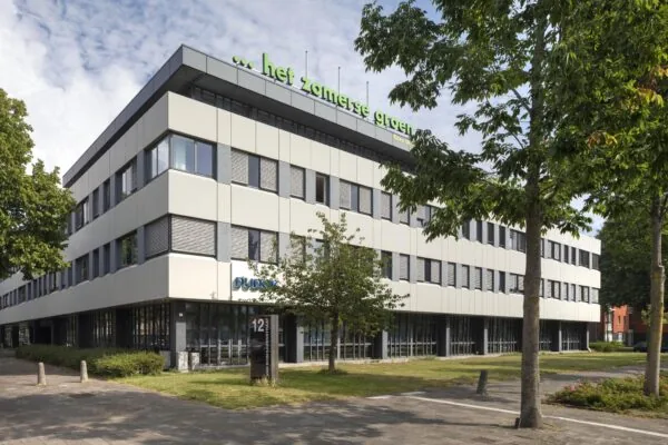 Modern kantoorgebouw aan de Van Boshuizenstraat met de tekst "het zomerse groen" op het dak.